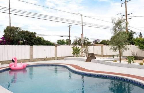 Bixby Knolls Casa | Stunning Retro Beach Oasis, Dual Living, Pool