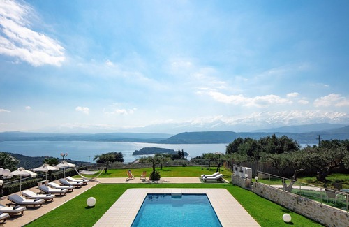 Sternes Villa | Impresionantes vistas al mar y total privacidad junto a las playas de Marathi y Loutraki.