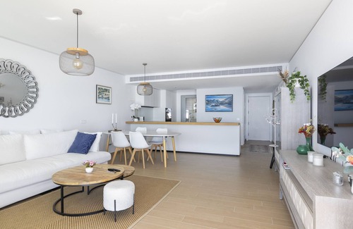 Costa del Sol Apartamento | Stunning Seafront Apartment in Carvajal Beach