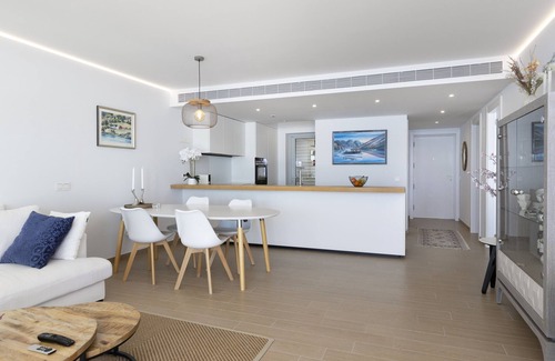 Costa del Sol Apartamento | Stunning Seafront Apartment in Carvajal Beach