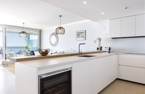 Costa del Sol Apartamento | Stunning Seafront Apartment in Carvajal Beach