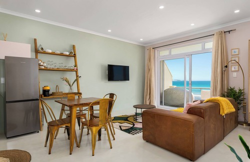 Lagoon Beach Apartamento | Stunning Seaside Retreat | Mountain + Ocean Views