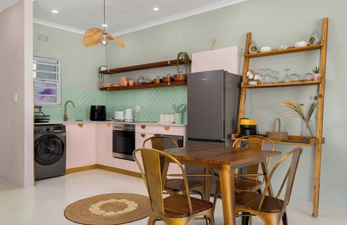 Lagoon Beach Apartamento | Stunning Seaside Retreat | Mountain + Ocean Views