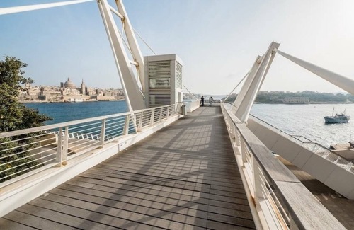 Sliema Apartamento | Stunning Seaview Apartment, Wifi