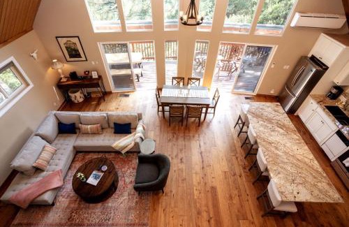 Lake Arrowhead Chalet De Esquí | Stunning secluded Creekside A-Frame gameroom
