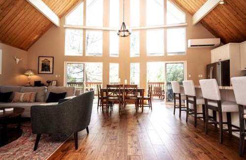 Lake Arrowhead Chalet De Esquí | Stunning secluded Creekside A-Frame gameroom