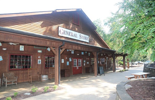 Gordonsville Cabina | Stunning Shenandoah Crossing, 2 Bedroom Resort Cabin, Just A Mile To Your Favorite Destinations