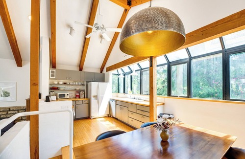 Sherman Oaks Villa | Stunning Sherman Oaks Villa: On-Site Walking Paths