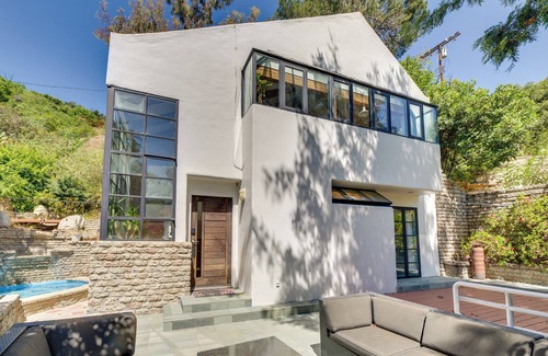 Sherman Oaks Villa | Stunning Sherman Oaks Villa: On-Site Walking Paths