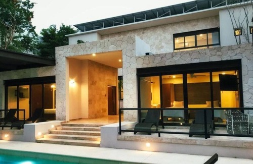 Akumal Villa | Stunning Six Bedroom Villa with Pool near Tulum