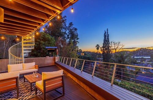 Silver Lake Casa | Stunning Skydeck Suite: 2-bedroom, ampitheater, hot tub, fully enclosed yard
