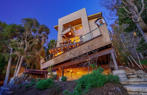 Silver Lake Casa | Stunning Skydeck Suite: 2-bedroom, ampitheater, hot tub, fully enclosed yard