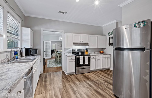 Caddo Heights-South Highlands Casa | Stunning, southern charm home w/ king bed