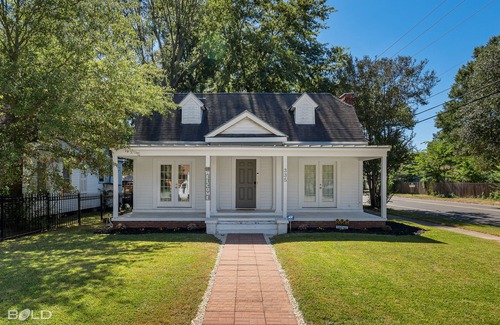 Caddo Heights-South Highlands Casa | Stunning, southern charm home w/ king bed