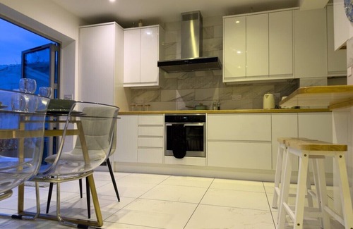 Headington Casa | Stunning, Spacious 5 Bed House w/ Parking