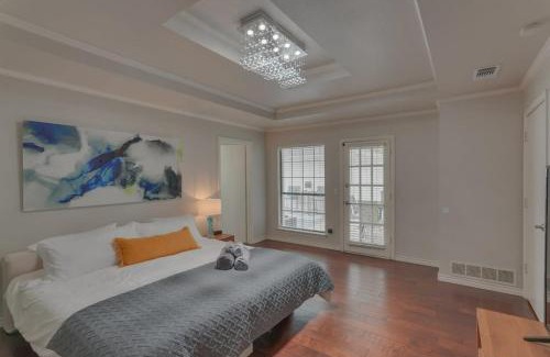 Lake Highlands Casa | Stunning Spacious Home with Pool and BBQ