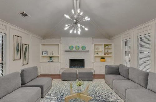 Lake Highlands Casa | Stunning Spacious Home with Pool and BBQ