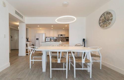 Sunny Isles Beach Apartamento | Stunning & Spacious Resort-Style Condo Across From Beach!