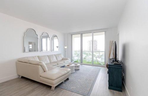 Sunny Isles Beach Apartamento | Stunning & Spacious Resort-Style Condo Across From Beach!