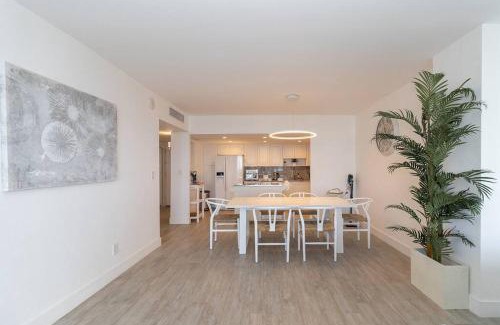 Sunny Isles Beach Apartamento | Stunning & Spacious Resort-Style Condo Across From Beach!