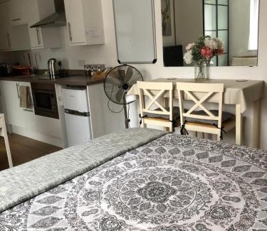 Banstead Apartamento | Stunning Studio1, Banstead with free off st parking