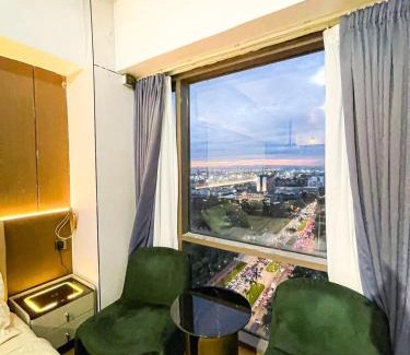 Ermita Apartamento | Stunning Sunset Retreat at Eton Bayview II 2pax