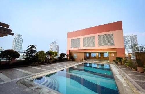 Ermita Apartamento | Stunning Sunset Retreat at Eton Bayview II 2pax