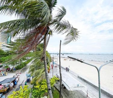 Ermita Apartamento | Stunning Sunset Retreat at Eton Bayview II 2pax