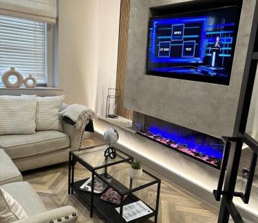 Morpeth Casa | Stunning Town Center Cottage with hot tub