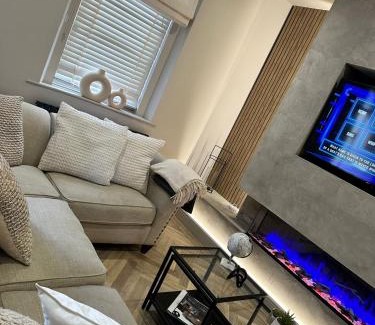 Morpeth Casa | Stunning Town Center Cottage with hot tub