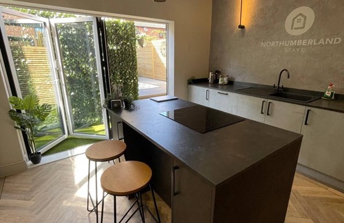 Morpeth Cabaña | Stunning town centre cottage with hot tub