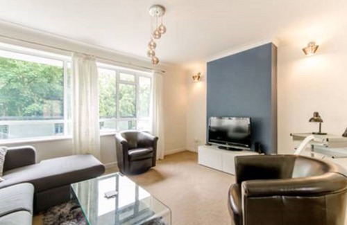 Finchley Church End Apartamento | Impresionante apartamento de dos dormitorios con vistas al Dollis Park / Stream.