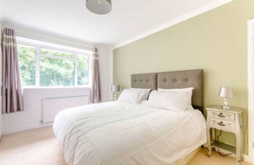Finchley Church End Apartamento | Impresionante apartamento de dos dormitorios con vistas al Dollis Park / Stream.