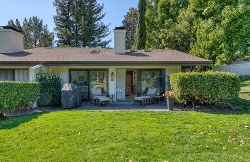 Napa Condominio | Stunning View Silverado 2 BD Condo on Golf Course w/ Pool