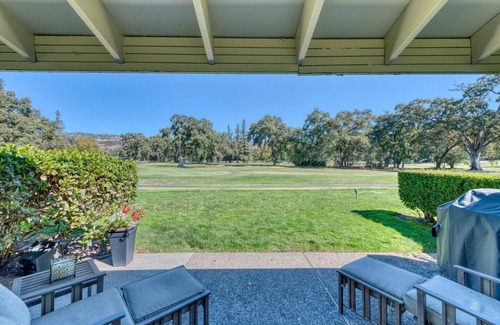 Napa Condominio | Stunning View Silverado 2 BD Condo on Golf Course w/ Pool