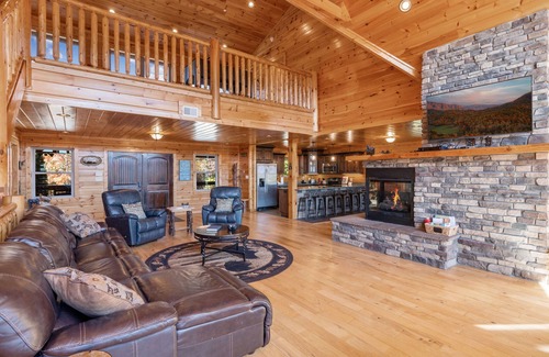 Gatlinburg - Pigeon Forge Cabina | Stunning Views & 4-King Suites, A Dog-Friendly Cabin with Stunning Views