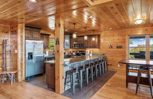 Gatlinburg - Pigeon Forge Cabina | Stunning Views & 4-King Suites, A Dog-Friendly Cabin with Stunning Views
