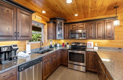 Gatlinburg - Pigeon Forge Cabina | Stunning Views & 4-King Suites, A Dog-Friendly Cabin with Stunning Views