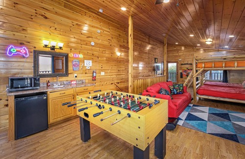 Sevierville Cabina | Stunning views! 6-bedroom cabin w/arcade, pool table, hot tub, foosball & more!