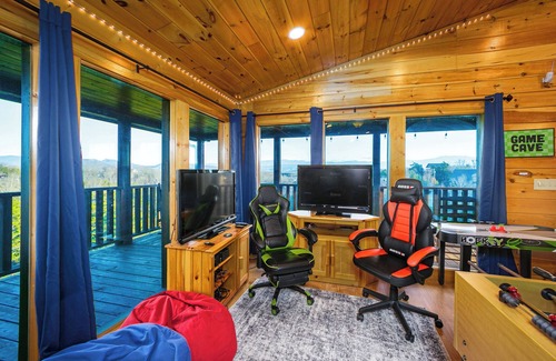 Sevierville Cabina | Stunning views! 6-bedroom cabin w/arcade, pool table, hot tub, foosball & more!