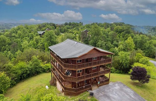 Sevierville Cabina | Stunning views! 6-bedroom cabin w/arcade, pool table, hot tub, foosball & more!