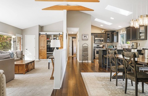 Leicester Casa | Stunning Views + Arcade Games | Serene Retreat | Cabin in the Sky by AvantStay