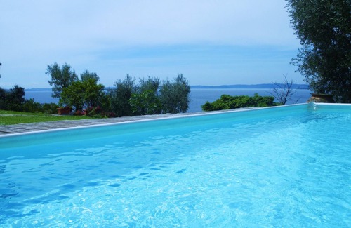 Garda Villa | 'Impresionantes vistas': villa con piscina a poca distancia de la playa
