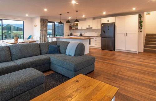 Kaikoura Casa | Stunning Views | Contemporary | Escape, Stunning Views | Contemporary | Ocean and Mountain Views