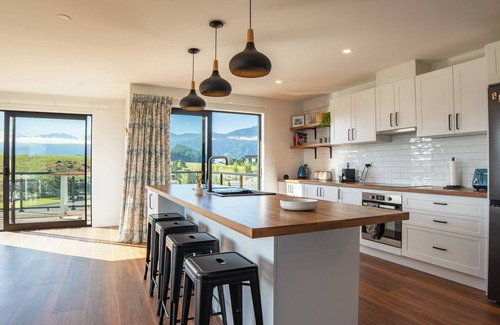 Kaikoura Casa | Stunning Views | Contemporary | Escape, Stunning Views | Contemporary | Ocean and Mountain Views