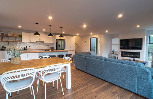 Kaikoura Casa | Stunning Views | Contemporary | Escape, Stunning Views | Contemporary | Ocean and Mountain Views