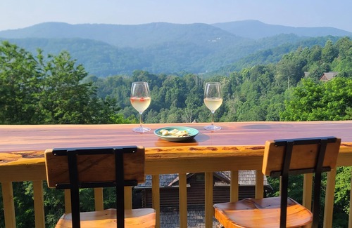 Wolf Laurel Cabina | Stunning Views Game Room~4300'~Sleeps 12~Hot Tub~Firepit Table~Hatley Pointe Ski