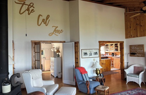 Newport Cabaña | STUNNING VIEWS of LAKE MEMPHREMAGOG from cozy yet roomy 3 bed/2bath cottage!