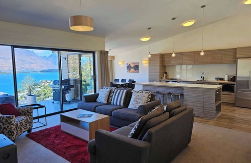 Frankton Casa | Stunning Views - Queenstown Townhouse
