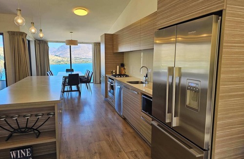 Frankton Casa | Stunning Views - Queenstown Townhouse